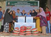 dini aminarti dan dimas seto menyerahkan bantuan sembako kepada warga di kampung savana makassar