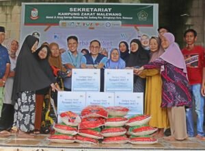 dini aminarti dan dimas seto menyerahkan bantuan sembako kepada warga di kampung savana makassar