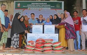 dini aminarti dan dimas seto menyerahkan bantuan sembako kepada warga di kampung savana makassar