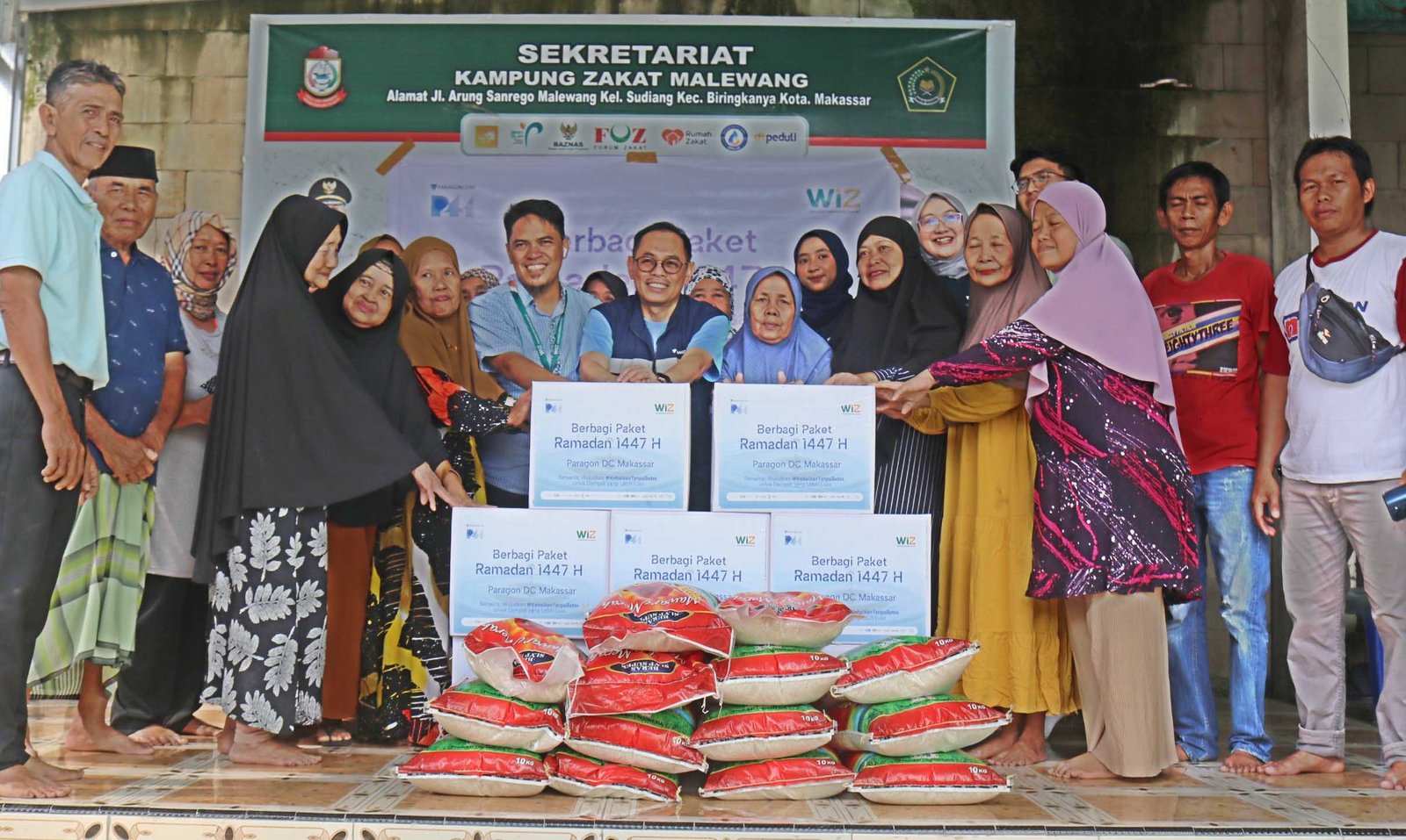 dini aminarti dan dimas seto menyerahkan bantuan sembako kepada warga di kampung savana makassar