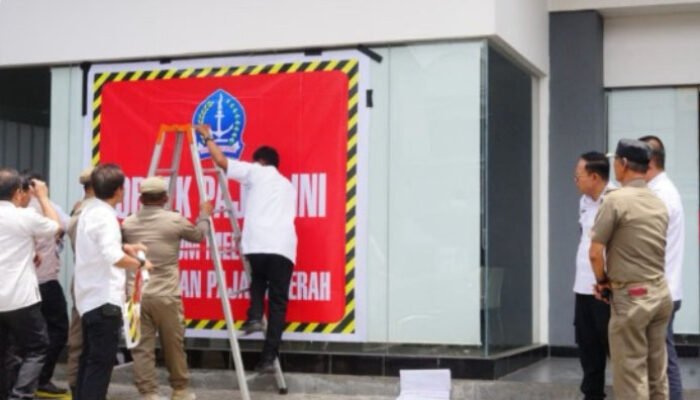 Wakil Bupati Bone Tertibkan Pajak Daerah, Gerai KFC Watampone Dipasangi Banner