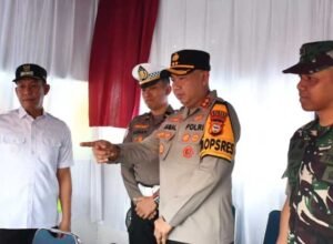 wakil bupati sinjai andi mahyanto mazda meninjau pos mudik operasi ketupat di sinjai utara