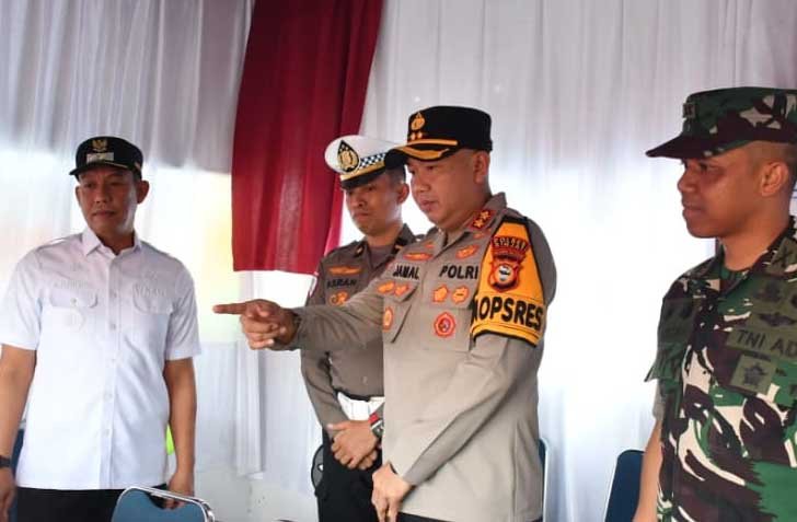 wakil bupati sinjai andi mahyanto mazda meninjau pos mudik operasi ketupat di sinjai utara