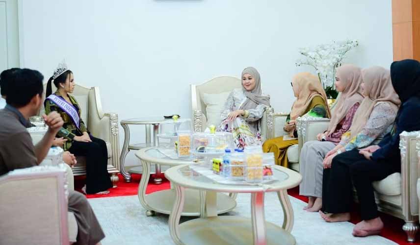 wakil gubernur sulawesi selatan fatmawati rusdi menerima audiensi puteri indonesia sulawesi selatan di rumah jabatan wagub makassar