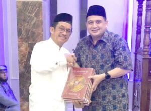 wali kota makassar munafri arifuddin menyerahkan bantuan al quran kepada pengurus masjid darussalam minasa upa rappocini makassar saat safari ramadan