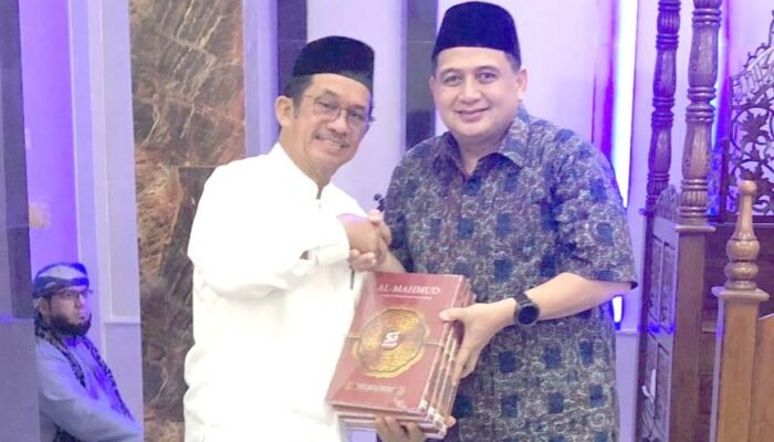 wali kota makassar munafri arifuddin menyerahkan bantuan al quran kepada pengurus masjid darussalam minasa upa rappocini makassar saat safari ramadan