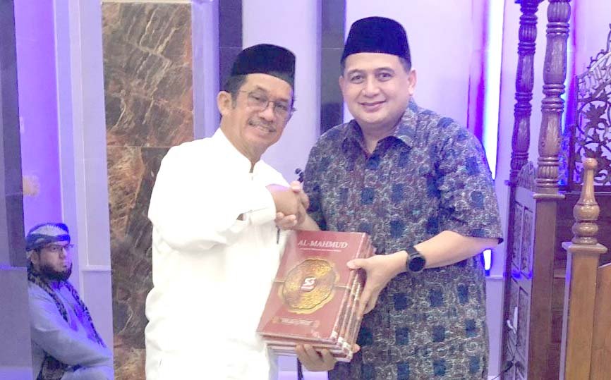 wali kota makassar munafri arifuddin menyerahkan bantuan al quran kepada pengurus masjid darussalam minasa upa rappocini makassar saat safari ramadan