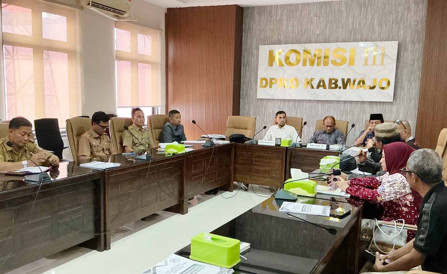 ketua komisi iii dprd wajo andi bayuni marzuki memimpin rapat bahas polemik galian c di dprd wajo
