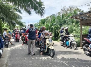 petugas mengatur arus lalu lintas kendaraan pengunjung menuju wisata tamboke di kecamatan sukamaju luwu utara