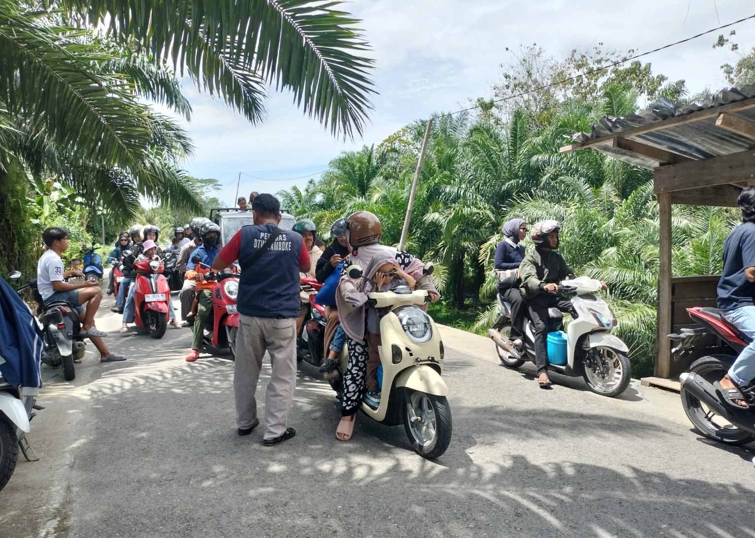 petugas mengatur arus lalu lintas kendaraan pengunjung menuju wisata tamboke di kecamatan sukamaju luwu utara