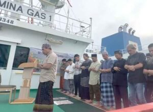 awak kapal pertamina patra niaga melaksanakan salat idul fitri di atas kapal 2026