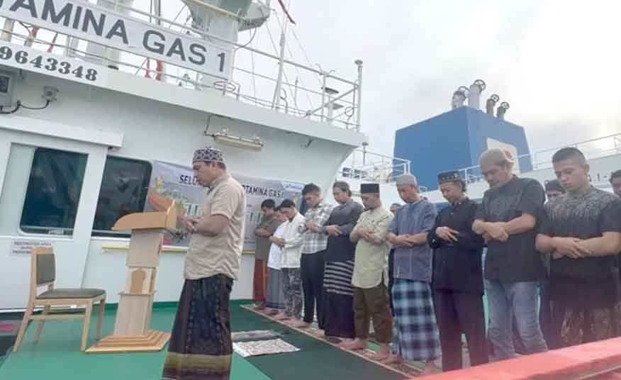 awak kapal pertamina patra niaga melaksanakan salat idul fitri di atas kapal 2026
