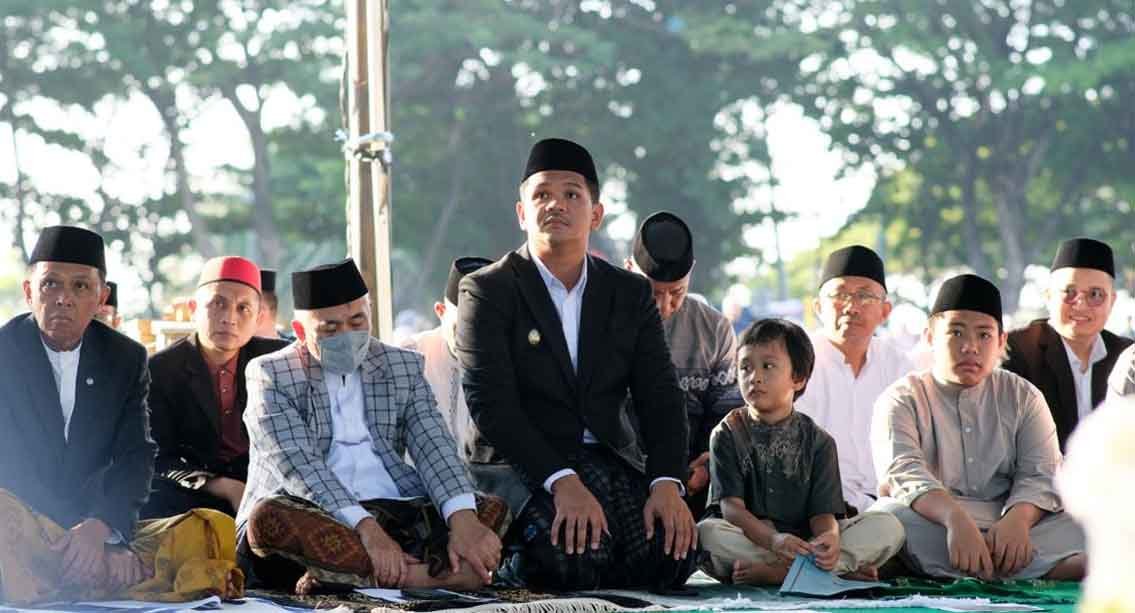 bupati bantaeng m fathul fauzy nurdin menyampaikan sambutan shalat idul fitri di lapangan pantai seruni