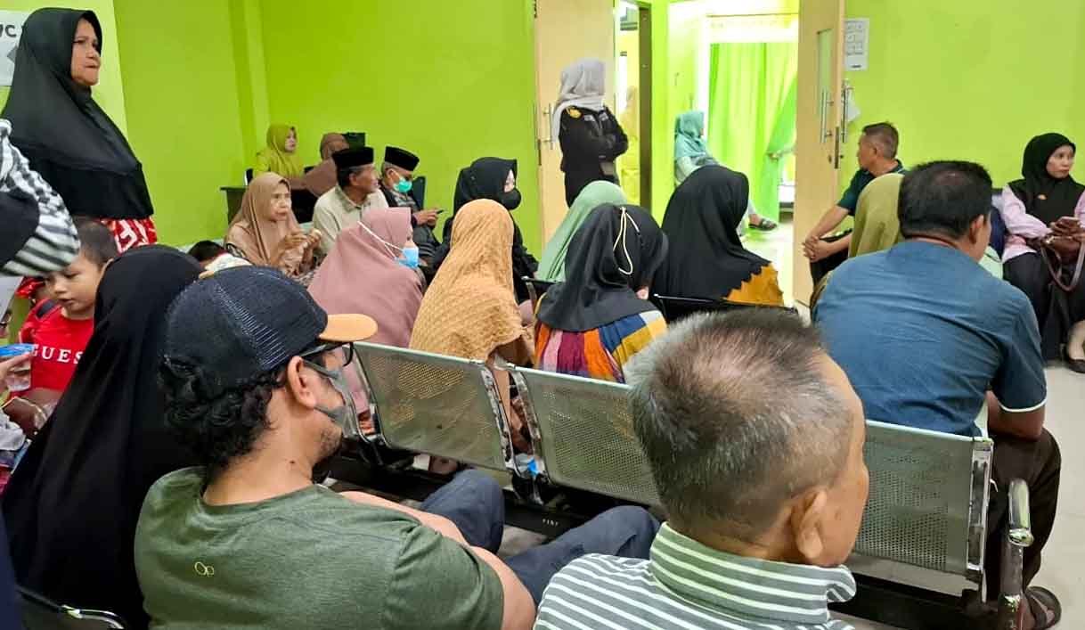 warga menunggu antrean pelayanan kesehatan di rsud sinjai pasca lebaran 1447 h