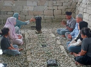 peziarah berdoa di makam pattimang luwu utara saat libur lebaran
