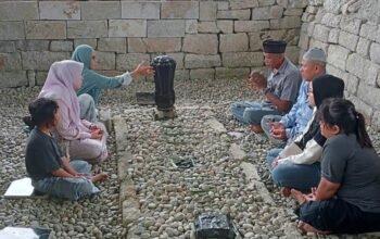 peziarah berdoa di makam pattimang luwu utara saat libur lebaran