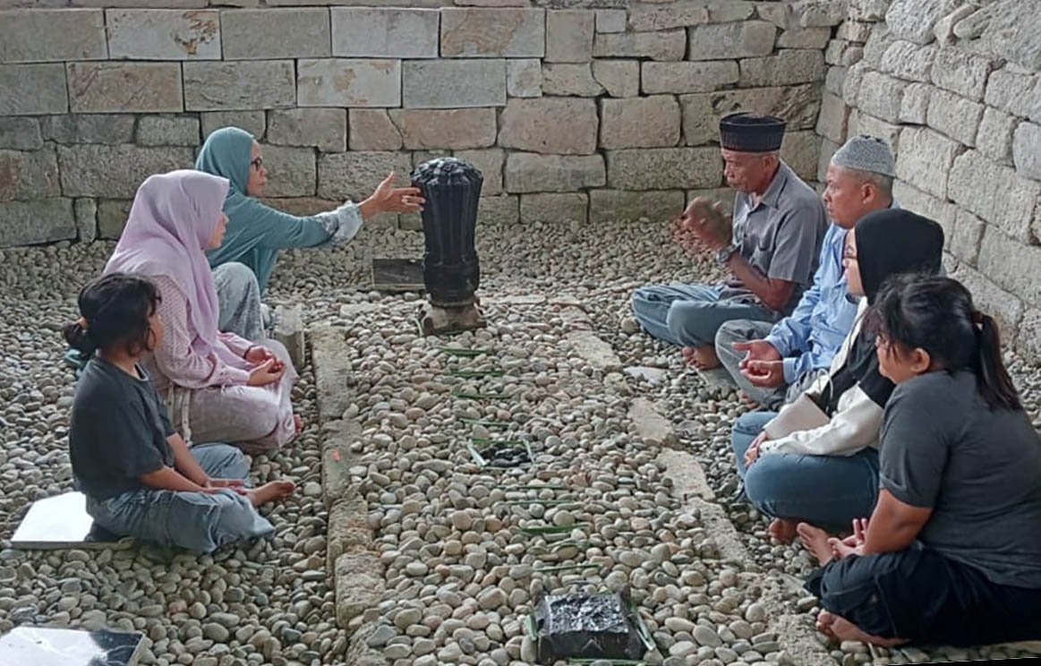 peziarah berdoa di makam pattimang luwu utara saat libur lebaran