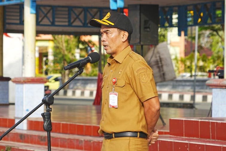 sekprov kaltara denny harianto memimpin apel asn di lapangan agatis