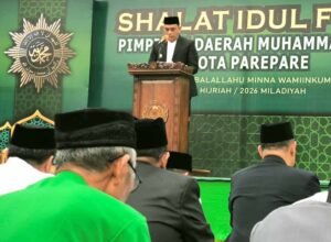 wakil wali kota parepare hermanto melaksanakan salat idul fitri di lapangan andi makkasau parepare