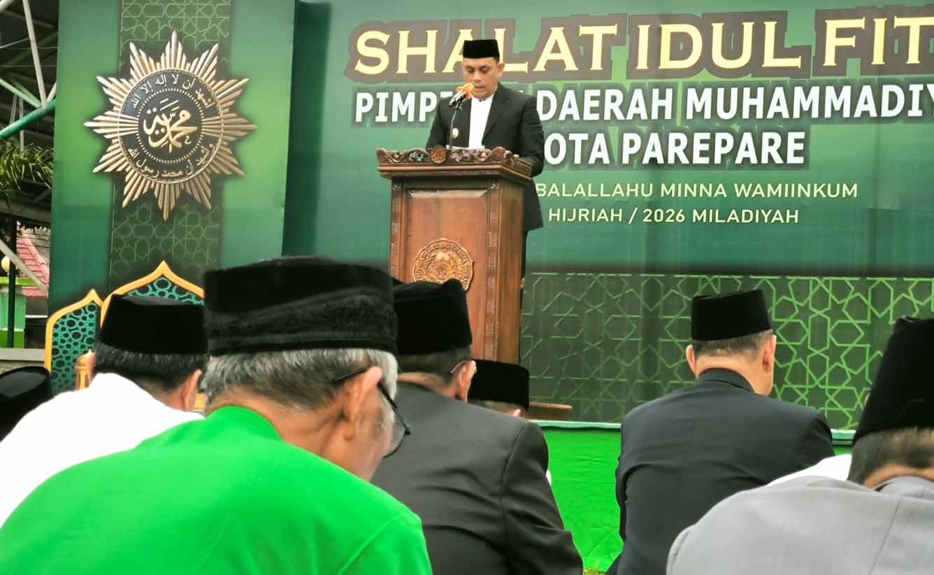 wakil wali kota parepare hermanto melaksanakan salat idul fitri di lapangan andi makkasau parepare