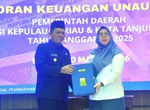 gubernur kepulauan riau ansar ahmad menyerahkan laporan keuangan unaudited kepri 2025 ke bpk batam centre