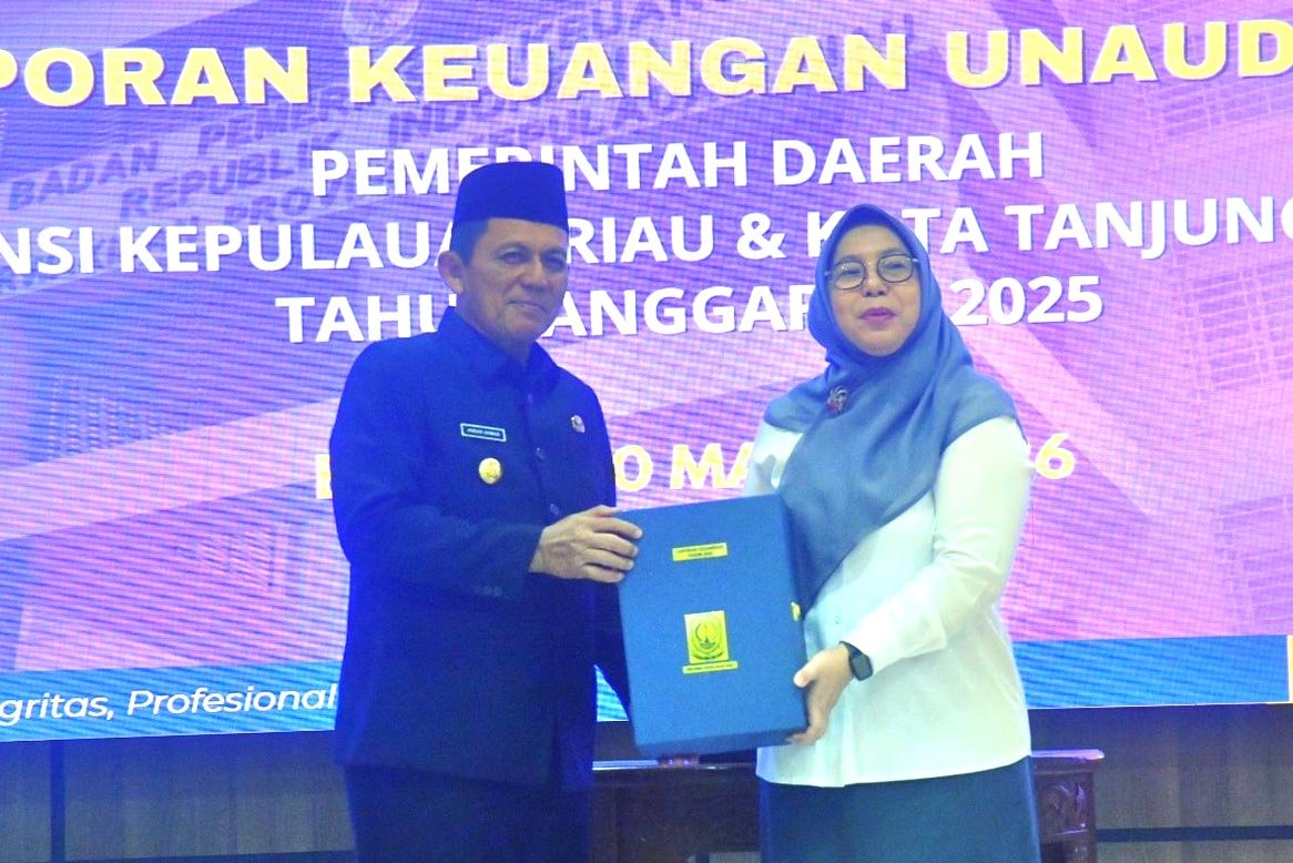 gubernur kepulauan riau ansar ahmad menyerahkan laporan keuangan unaudited kepri 2025 ke bpk batam centre