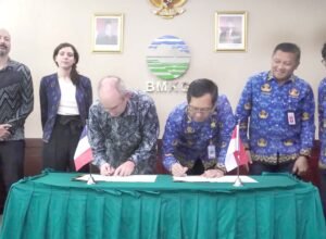 perwakilan bmkg dan cls menandatangani dokumen mms-2 di jakarta kamis 2 april 2026 untuk penguatan sistem cuaca maritim indonesia