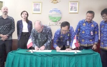perwakilan bmkg dan cls menandatangani dokumen mms-2 di jakarta kamis 2 april 2026 untuk penguatan sistem cuaca maritim indonesia