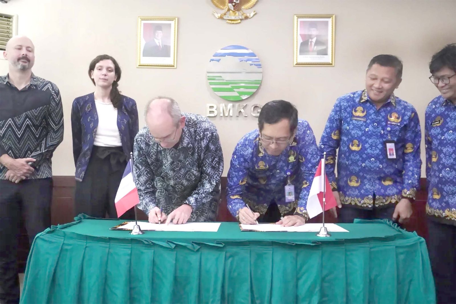 perwakilan bmkg dan cls menandatangani dokumen mms-2 di jakarta kamis 2 april 2026 untuk penguatan sistem cuaca maritim indonesia