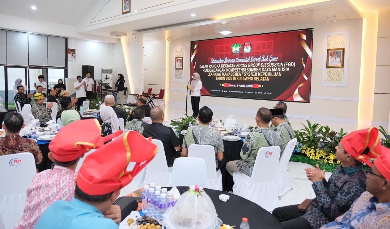 bupati gowa sitti husniah talenrang membuka fgd pengembangan sdm berbasis lms di baruga tinggimae