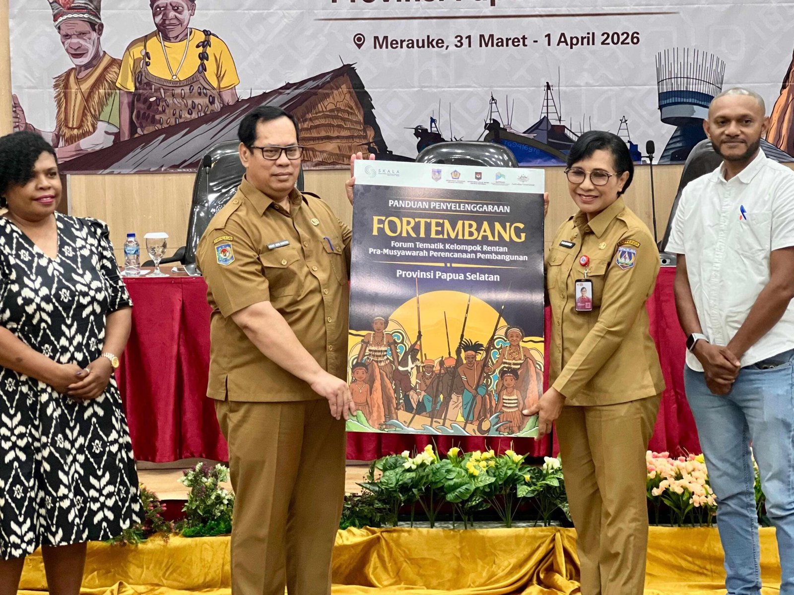 asisten i setda papua selatan agustinus joko guritno serah terima panduan fortembang di merauke