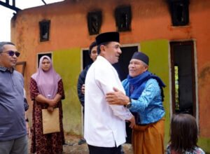 wakil bupati aceh tengah muchsin hasan meninjau korban kebakaran di kampung mengaya kecamatan bintang untuk penyaluran bantuan bencana