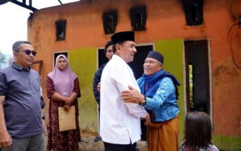 wakil bupati aceh tengah muchsin hasan meninjau korban kebakaran di kampung mengaya kecamatan bintang untuk penyaluran bantuan bencana