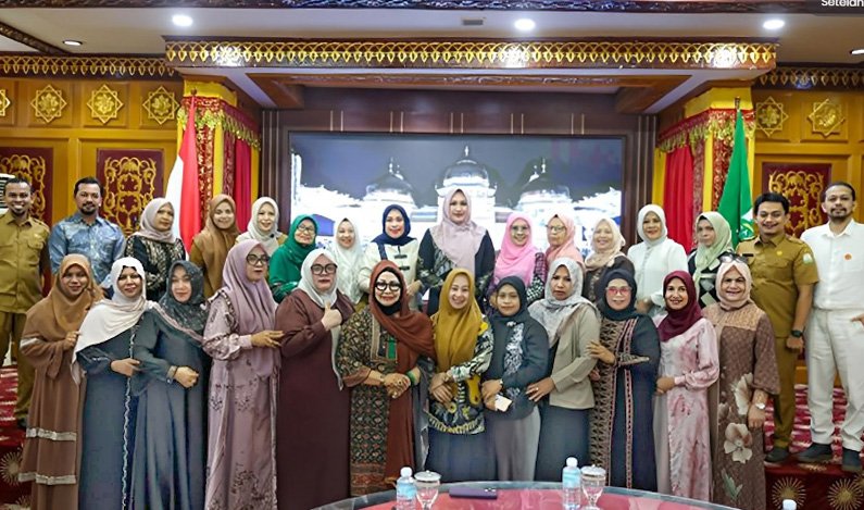 ketua tp pkk aceh marlina muzakir menghadiri kegiatan dekranasda di banda aceh untuk pemulihan pengrajin terdampak bencana