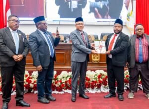 asisten perekonomian dan pembangunan setda papua tengah tumiran menyerahkan dokumen lkpj kepada pimpinan dpr papua tengah di kantor dpr papua tengah