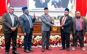asisten perekonomian dan pembangunan setda papua tengah tumiran menyerahkan dokumen lkpj kepada pimpinan dpr papua tengah di kantor dpr papua tengah