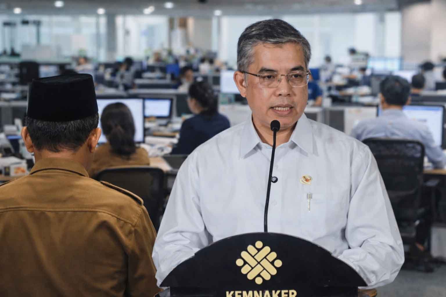 menteri ketenagakerjaan yassierli menetapkan kebijakan wfh nasional di jakarta