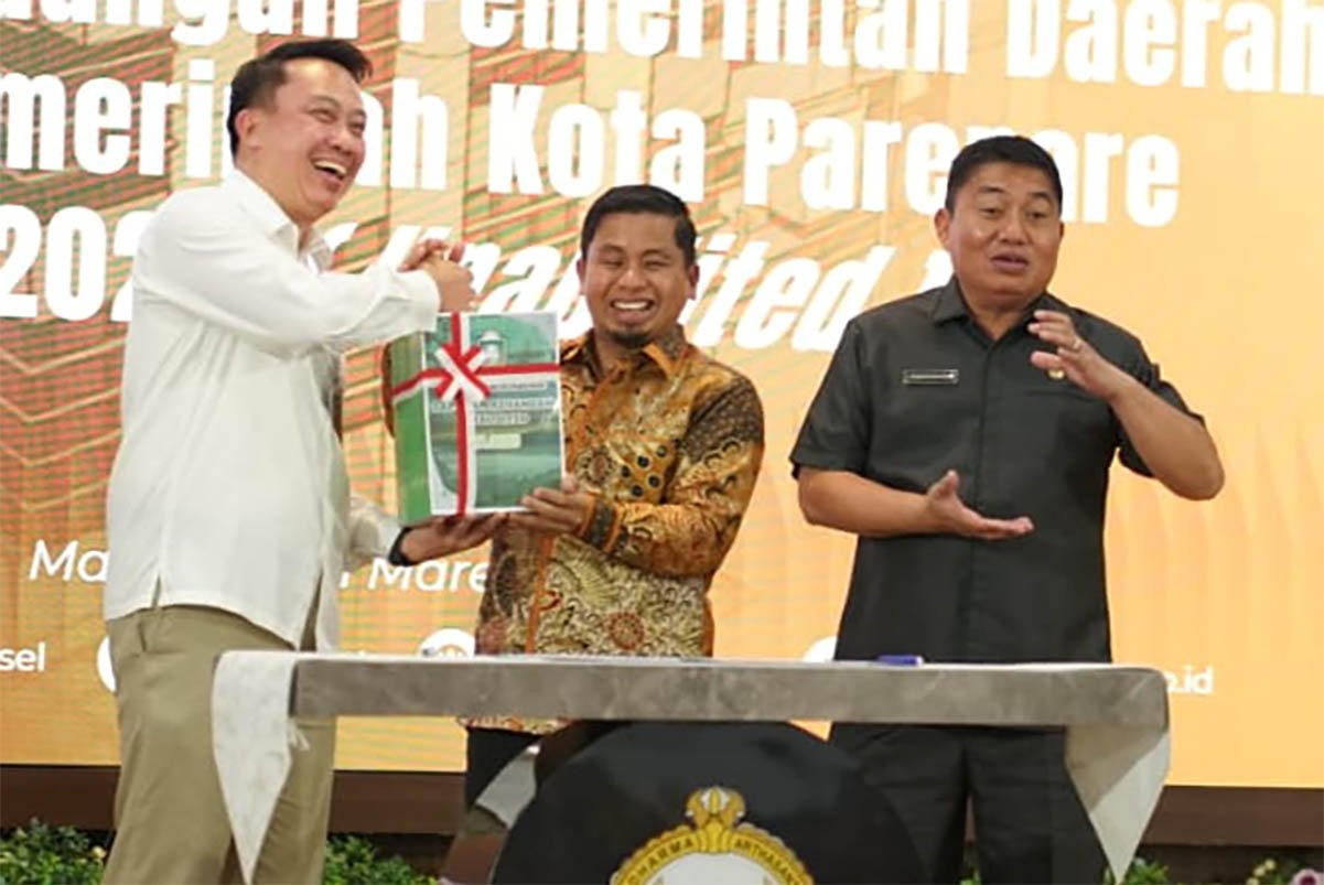 wali kota parepare menyerahkan laporan keuangan daerah di makassar
