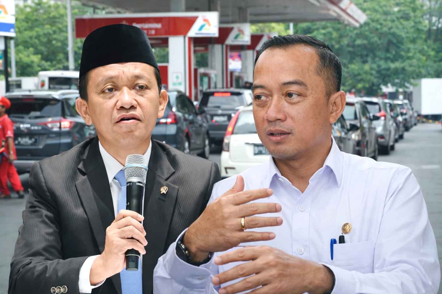 menteri esdm bahlil lahadalia dan mensesneg prasetyo hadi memberikan keterangan pers terkait harga bbm di spbu