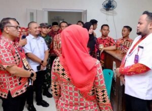 bupati gowa husniah talenrang meninjau layanan puskesmas bajeng gowa saat peresmian gedung baru