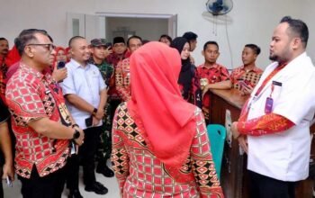 bupati gowa husniah talenrang berdialog dengan kepala puskesmas bajeng ilham ikzan di gowa saat peresmian gedung baru