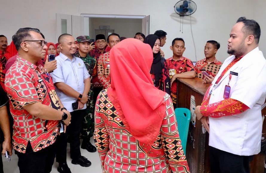 bupati gowa husniah talenrang meninjau layanan puskesmas bajeng gowa saat peresmian gedung baru