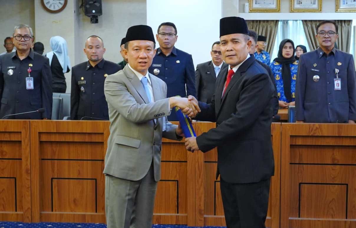 sekretaris daerah provinsi lampung marindo kurniawan melantik 20 pejabat di kantor gubernur lampung