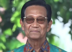 sri sultan hamengkubuwono x menghadiri kirab budaya di malioboro yogyakarta