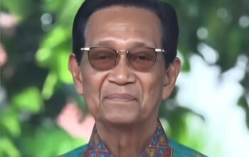 sri sultan hamengkubuwono x menghadiri kirab budaya di malioboro yogyakarta