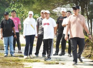 wali kota bengkulu dedy wahyudi meninjau kawasan pantai panjang di bengkulu untuk pembenahan kebersihan dan fasilitas wisata
