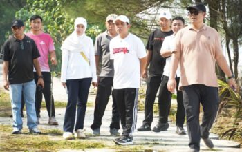 wali kota bengkulu dedy wahyudi meninjau kawasan pantai panjang di bengkulu untuk pembenahan kebersihan dan fasilitas wisata