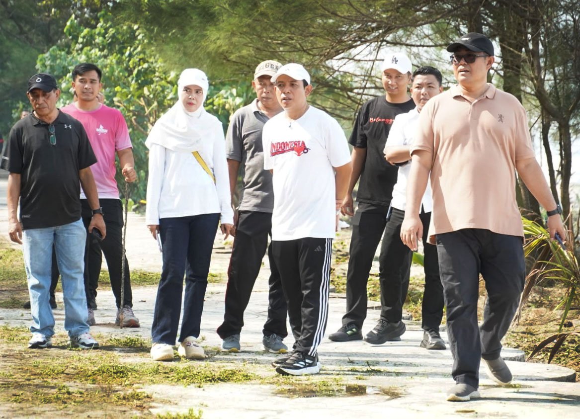 wali kota bengkulu dedy wahyudi meninjau kawasan pantai panjang di bengkulu untuk pembenahan kebersihan dan fasilitas wisata