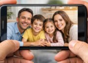 ilustrasi ai mengakses foto keluarga di google photos