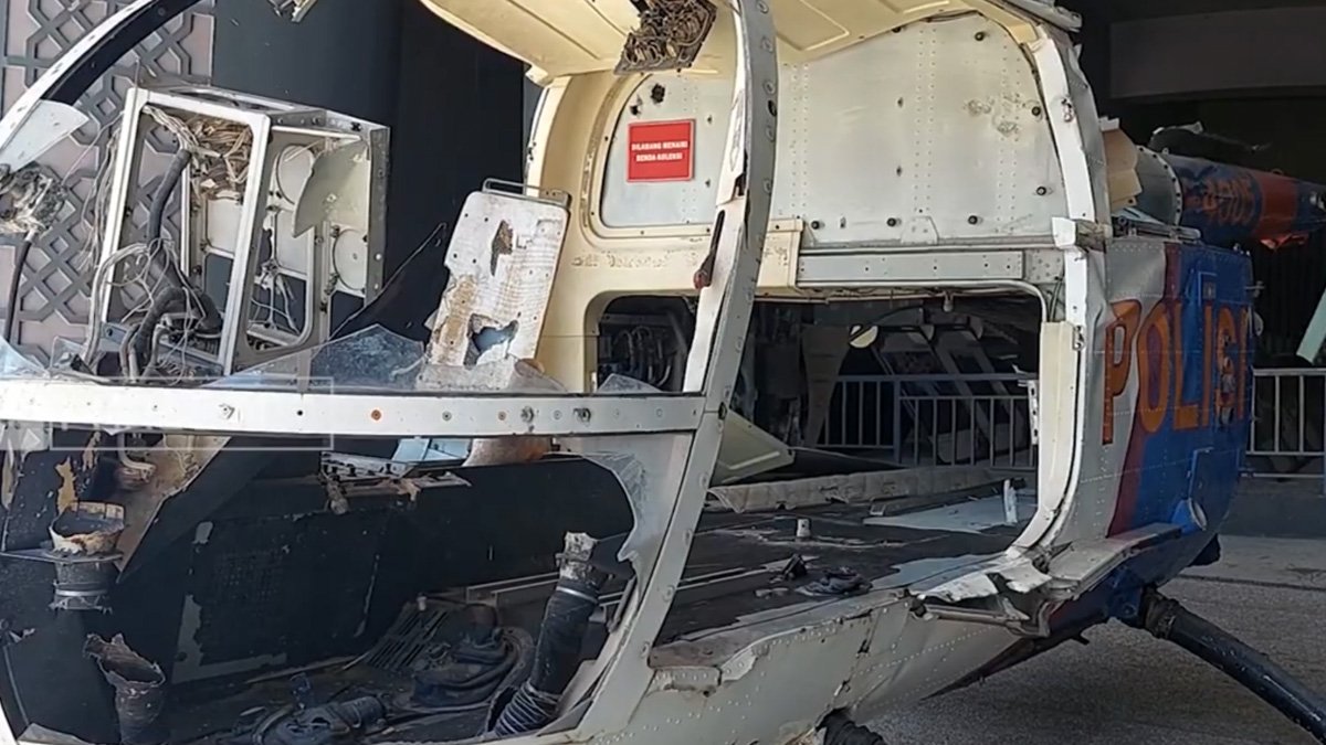 artefak helikopter rusak akibat tsunami di museum tsunami aceh banda aceh